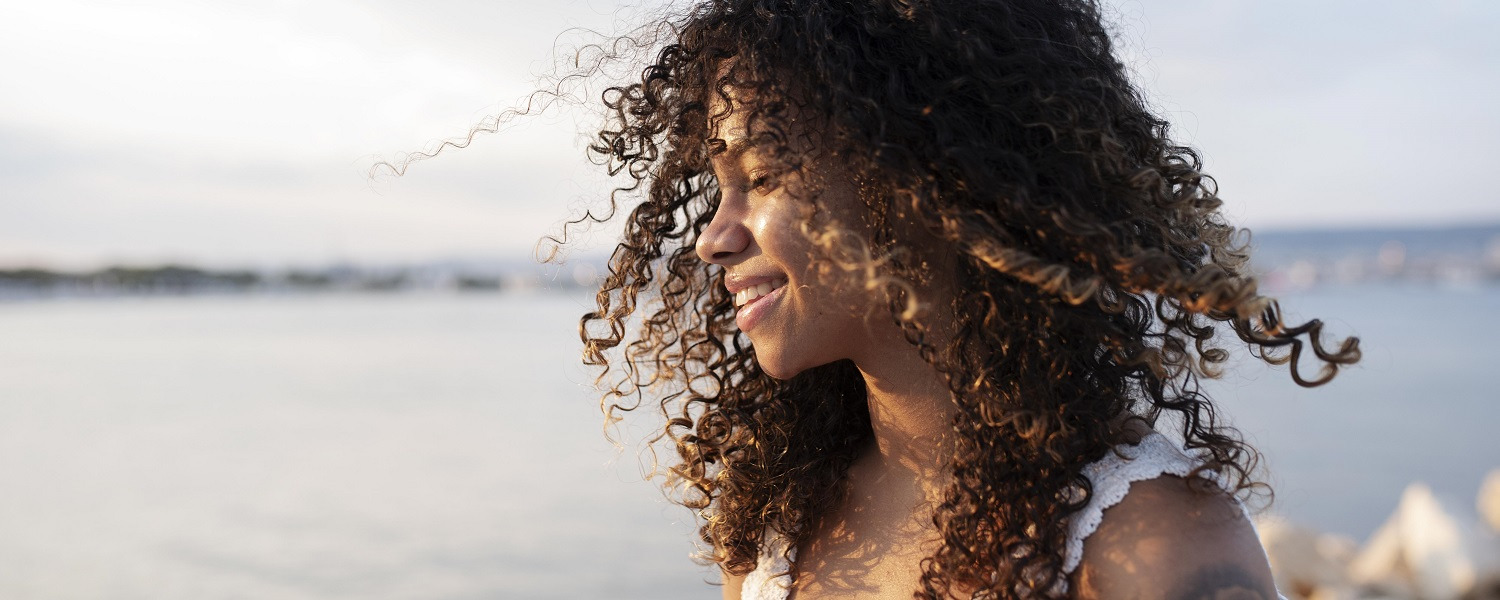 El impacto del clima en el cabello rizado: Tips estacionales